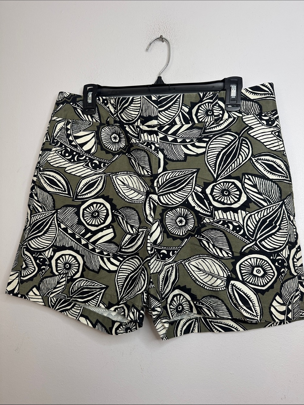 LOFT Olive, Black & White Linen cotton blend Leaf-Print Flat Front Shorts 10